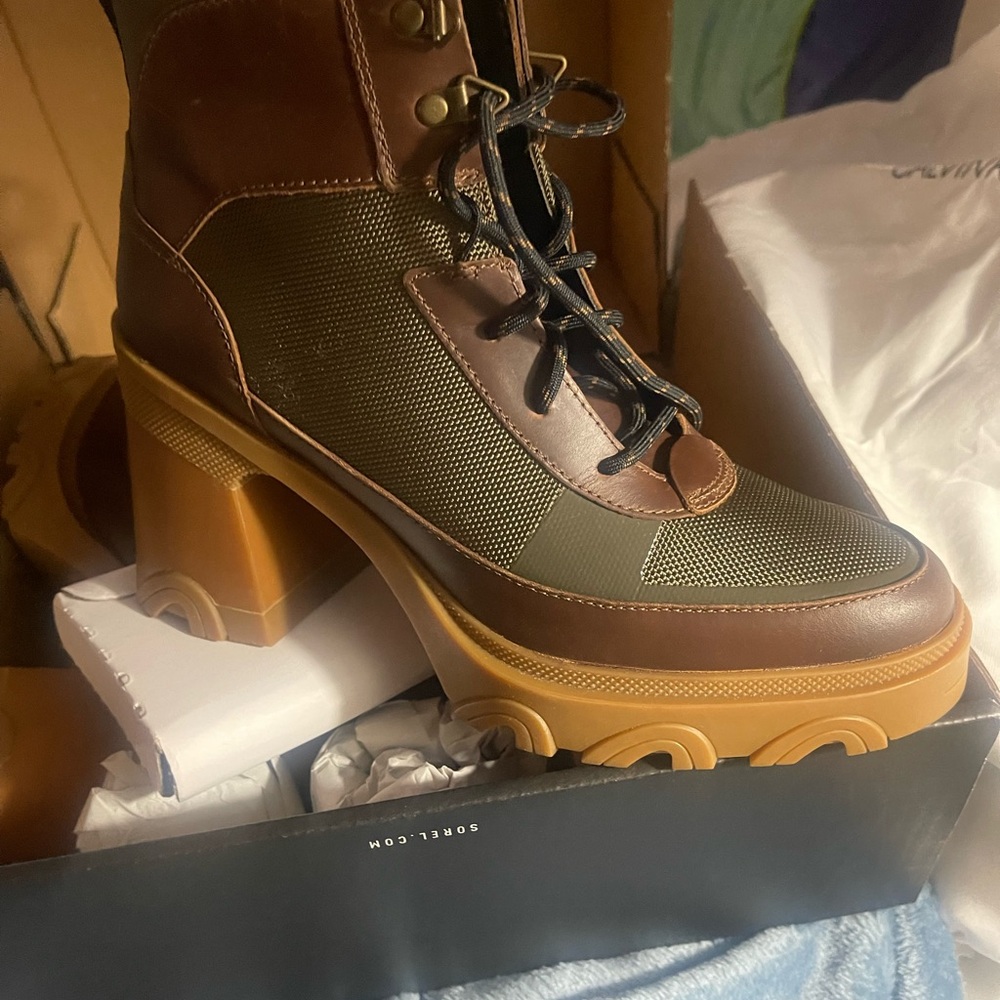 Sorel Brex heel lace boots. Solid boots, Army green with brown trimming. Worn 1x